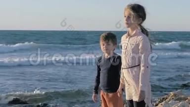 小难民<strong>兄妹</strong>被单独留在海滩上等待帮助。